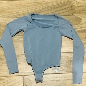 ESSENTIAL LONG SLEEVE SCOOP NECK BODYSUIT